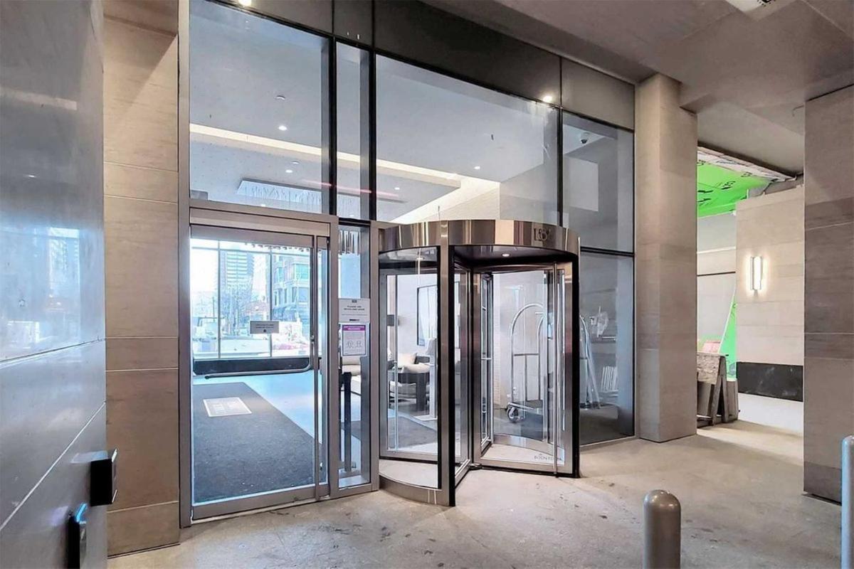 2 Bedroom Plus Den Condo Toronto Exterior photo